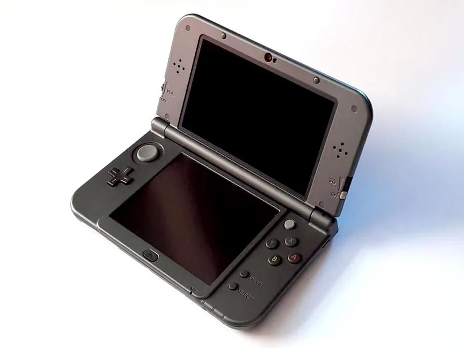 New Nintendo 3DS XL hardware shown in the reference photograph